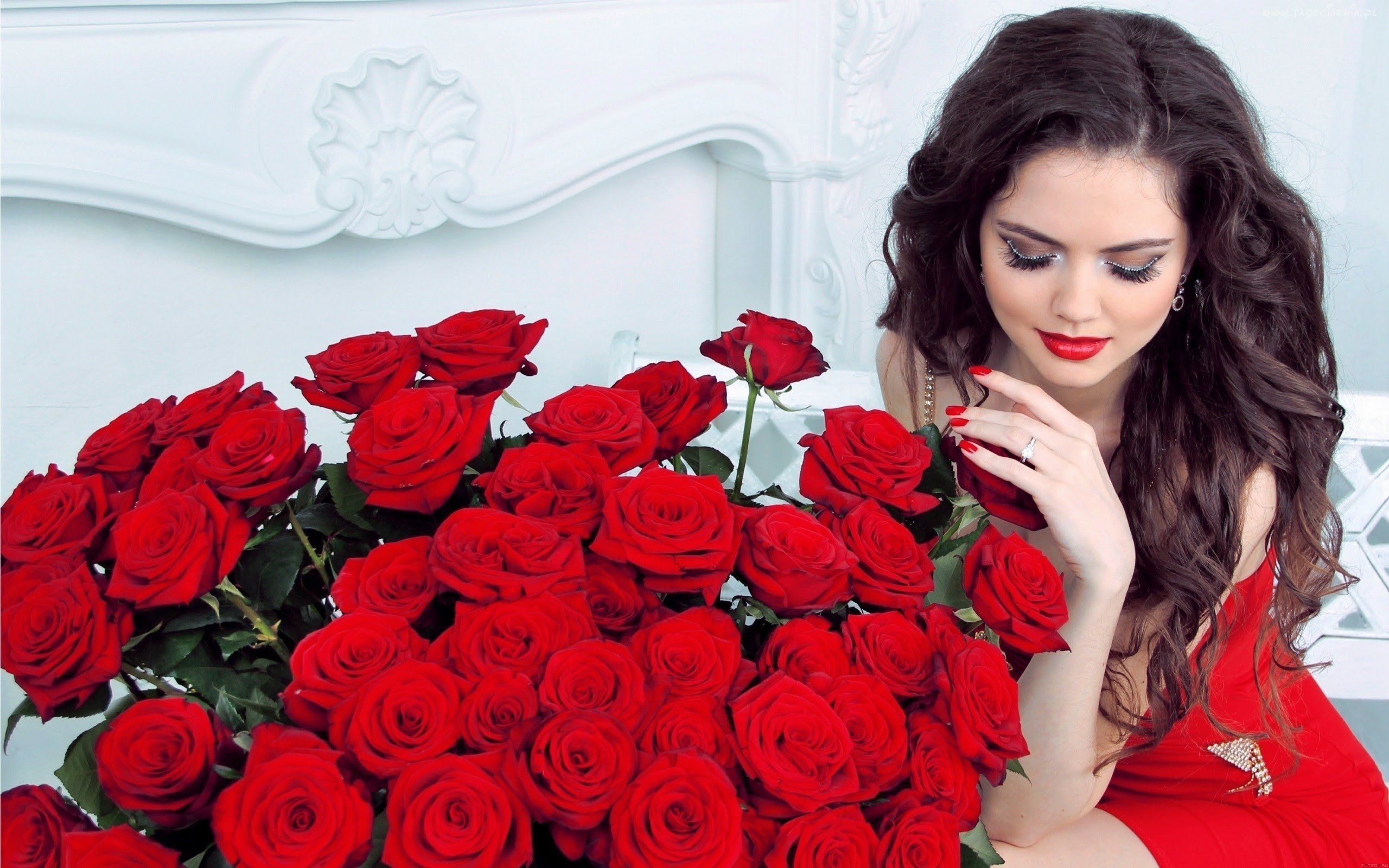 Очень красивая она сильно. Фотосессия с розами. Девушка с розой. Девушка с цветами. Девушка с красными розами.